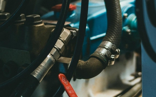 Najlepsza zakuwarka do węży hydraulicznych – jaką wybrać?