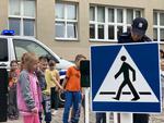 Miasteczko ruchu drogowego na szkolnym placu. Zajęcia słupskich policjantów z najmłodszymi użytkownikami dróg