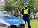 W czasie wolnym od służby ewakuował poszkodowanego w wypadku kierowcę, którego samochód zaczął się palić.