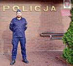 Pomagamy i chronimy również w czasie wolnym od służby. Policjant z Ustki pomógł kierowcy, którego samochód dachował.