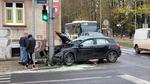 Kolejna kolizja na pechowym skrzyżowaniu w Słupsku. Osobówka uderzyła w słup [ZDJĘCIA]
