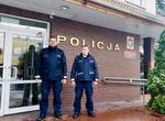 Policjanci wyważyli drzwi i pomogli kobiecie, która potrzebowała pomocy medycznej.