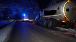 W Płaszewku cysterna w rowie. Policja ostrzega przed trudnymi warunkami na drogach