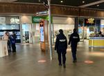 Złodziej zatrzymany na gorącym uczynku. Policjanci dbają o bezpieczeństwo podczas zakupów w okresie przedświątecznym.