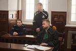 Syn oskarżony o znęcanie się nad matką stanął przed sądem. Prokuratura twierdzi, że złamał jej wersalką kręgosłup