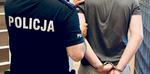 Schował się przed policjantami w wersalce, zdradził go własny pies. 21-latek trafił do aresztu