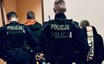Kierowca usłyszał zarzuty kradzieży paliwa i tablic rejestracyjnych, a pasażer był poszukiwany.