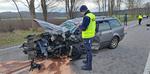 Czołowe zderzenie dwóch samochodów w Dretyniu. 70-latek zginął na miejscu, dwie osoby w szpitala