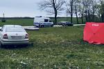 Policjanci pracują na miejscu śmiertelnego wypadku w Gminie Główczyce.
