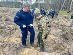 Słupscy policjanci posadzili drzewa. Akcja w warcińskich lasach