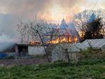 Akcja strażaków w Bierkowie. Pożar dużego kurnika zagraża sąsiedniemu budynkowi mieszkalnemu