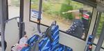 Rzucił butelką w autobus, zapłaci za to ponad 10 tysięcy złotych