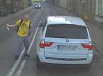 Policjanci zatrzymali agresywnego słupszczanina. Wbiegł na ulicę, wyjął nóż i uszkodził samochód