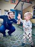 Dzielnicowi rozmawiają o bezpiecznych wakacjach podczas festynów, pikników i spotkań w szkołach.