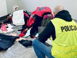 Zarzuty za sprzedaż w Internecie podrabianej odzieży. Policjanci zabezpieczyli ponad 120 szt. różnego rodzaju ubrań.