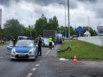 Wypadek w Słupsku. Rowerzysta wjechał pod ciężarówkę [ZDJĘCIA]
