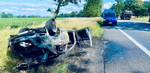 O krok od tragedii na krajowej szóstce. Samochód po dachowaniu doszczętnie spłonął