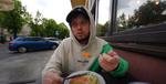 Książulo w Słupsku. Popularny youtuber ocenił bar mleczny Poranek i najstarszą pizzę w Polsce
