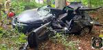 Auto przeleciało ponad barierami ochronnymi. Trzy osoby są ranne