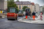 Asfalt na Starym Rynku w Słupsku. Trwa przygotowywanie jezdni dla kierowców [ZDJĘCIA]