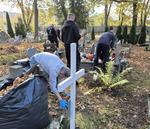 Osadzeni z aresztu śledczego porządkowali Stary Cmentarz w Słupsku