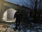 Policjanci kontrolują miejsca przebywania osób bezdomnych