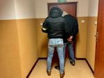 Kryminalni zatrzymali 50-latka, który miał przy sobie narkotyki, a kolejne porcje ukrył w piwnicy