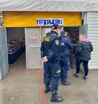 Bezpieczny Sylwester i Nowy Rok! Słupscy policjanci kontrolują miejsca sprzedaży wyrobów pirotechnicznych.