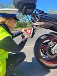 Nowe działania wobec nieprawidłowości w motocyklach - Słupsk wprowadza pilotażowy program pomiaru kąta nachylenia tablic rejestracyjnych