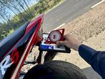Jechał na motocyklu 129 km/h w obszarze zabudowanym i podgiął tablicę rejestracyjną, aby utrudnić identyfikację pojazdu.
