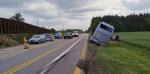 Groźne zdarzenie w Runowie. Autobus z dziećmi wjechał do rowu