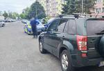 Pijany syn podczas parkowania uszkodził stojący obok samochód. Ojciec chciał pokazać, że zrobi to lepiej - też był pijany.