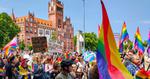 Spór o flagę LGBT na słupskim ratuszu. Radny PiS twierdzi, że władze miasta złamały przepisy