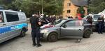 Pseudokibice szykowali starcie. Potem chcieli spowolnić policję, kładąc na drodze kłody drewna