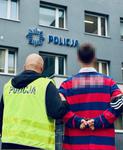 Policjanci zatrzymali 18-latka z narkotykami, w jego mieszkaniu znaleźli kolejne narkotyki i… poszukiwanego 33-latka