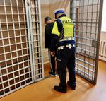 Nie zastosował się do nakazu jazdy w prawo. Miał zakaz prowadzenia pojazdów, został zatrzymany i odpowie przed sądem w trybie przyspieszonym