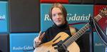 Gitara, która opowiada historie. Mistrz fingerstyle Bartek Karkocha i jego debiut "Catch the Wind"
