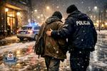 51-latek leżał nietrzeźwy w śniegu. Reakcja przechodnia i interwencja policjantów uratowały go przed wychłodzeniem