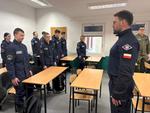 Podstawy policyjnej musztry z uczniami klasy mundurowej. #Wstąp do pomorskiej Policji
