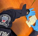 Nie miała swojego dokumentu - przerobiła paszport babci, by odwiedzić ukochanego w areszcie