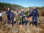 Słupscy policjanci w akcji sadzenia lasu.
