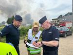Działania policjantów na miejscu pożaru w Charnowie.