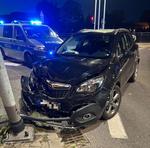 Pijany kierujący uderzył w latarnię i próbował uciec. Policjantom pomogli strażacy.