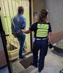 Kradzionym samochodem, pijany, bez uprawnień i z poszukiwanym pasażerem