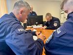 Słupscy Policjanci szkolą słuchaczy słupskiej Szkoły Policji podczas praktyk w terenie.