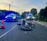 Policjanci pracowali na miejscu wypadku drogowego.
